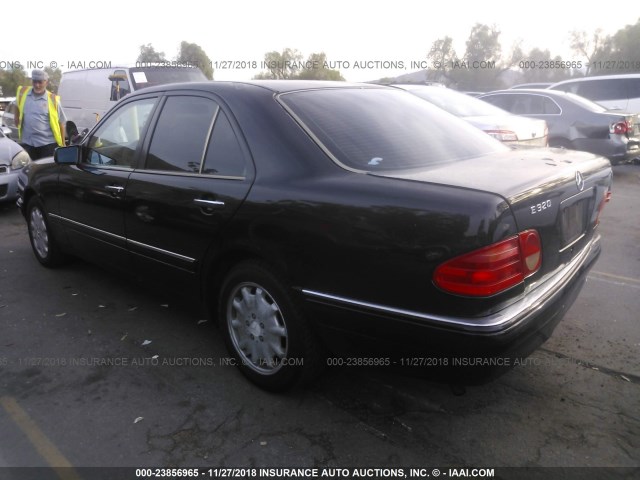 WDBJF65F3WA555996 - 1998 MERCEDES-BENZ E 320 BLACK photo 3