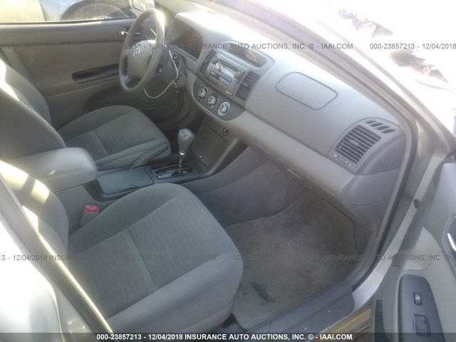 4T1BE32KX5U514962 - 2005 TOYOTA CAMRY LE/XLE/SE SILVER photo 5