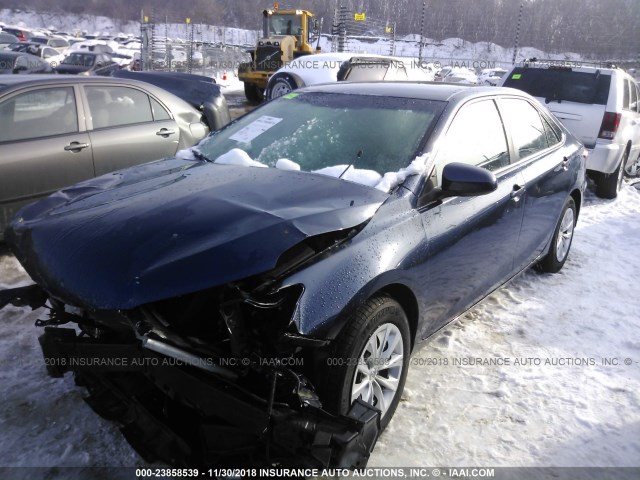 4T4BF1FK2FR445235 - 2015 TOYOTA CAMRY LE/XLE/SE/XSE ლურჯი ფოტო 2