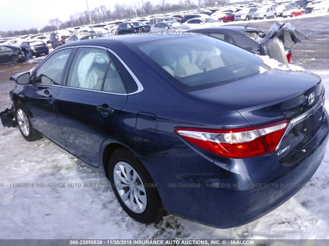 4T4BF1FK2FR445235 - 2015 TOYOTA CAMRY LE/XLE/SE/XSE ლურჯი ფოტო 3