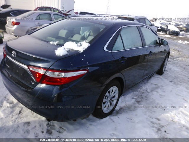 4T4BF1FK2FR445235 - 2015 TOYOTA CAMRY LE/XLE/SE/XSE ლურჯი ფოტო 4