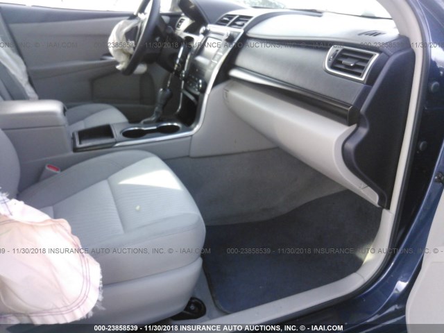 4T4BF1FK2FR445235 - 2015 TOYOTA CAMRY LE/XLE/SE/XSE ლურჯი ფოტო 5