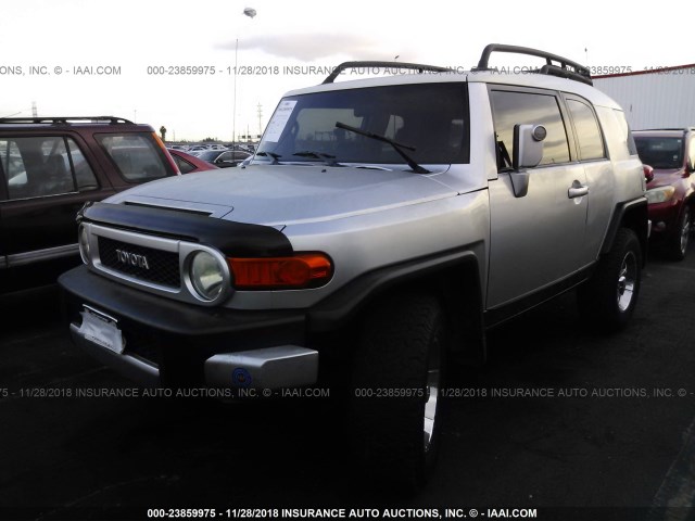 JTEZU11F070002471 - 2007 TOYOTA FJ CRUISER SILVER photo 2