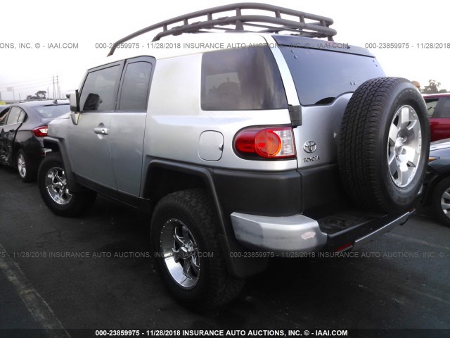 JTEZU11F070002471 - 2007 TOYOTA FJ CRUISER SILVER photo 3