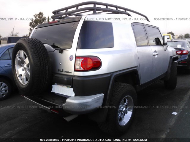 JTEZU11F070002471 - 2007 TOYOTA FJ CRUISER SILVER photo 4