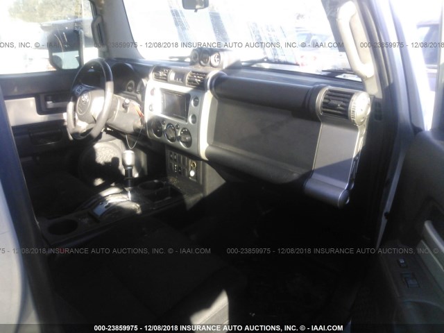 JTEZU11F070002471 - 2007 TOYOTA FJ CRUISER SILVER photo 5