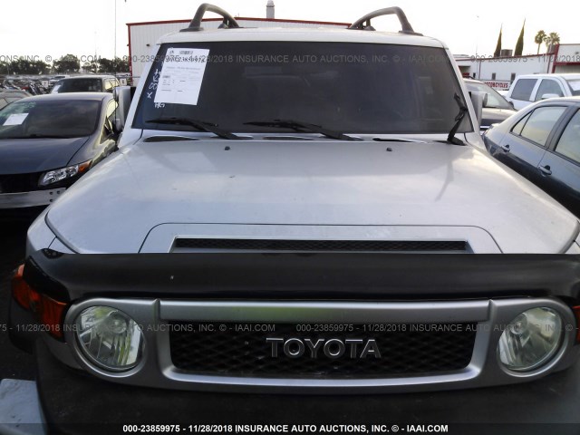 JTEZU11F070002471 - 2007 TOYOTA FJ CRUISER SILVER photo 6