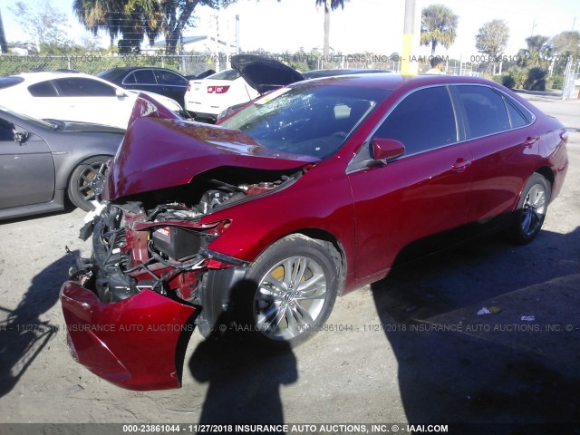 4T1BF1FKXFU924819 - 2015 TOYOTA CAMRY LE/XLE/SE/XSE RED photo 2