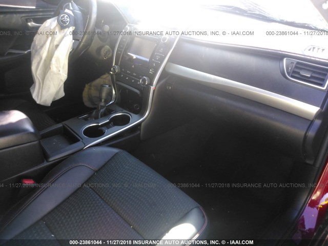 4T1BF1FKXFU924819 - 2015 TOYOTA CAMRY LE/XLE/SE/XSE RED photo 5