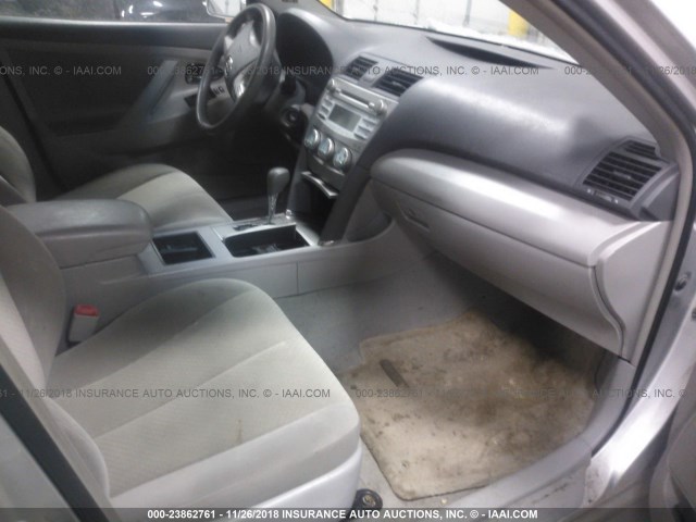 4T4BE46K78R022755 - 2008 TOYOTA CAMRY CE/LE/XLE/SE SILVER photo 5
