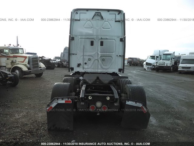 1FUJGLDR2CSBK1465 - 2012 FREIGHTLINER CASCADIA 125  WHITE photo 8