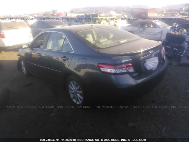 4T4BF3EKXBR134417 - 2011 TOYOTA CAMRY SE/LE/XLE GRAY photo 3