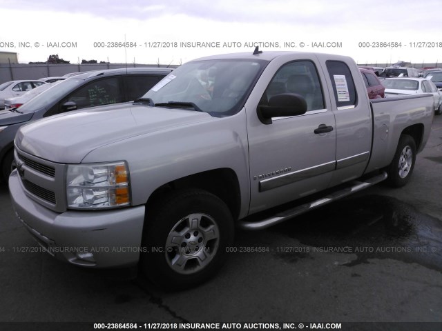 1GCEC19JX7Z502227 - 2007 CHEVROLET SILVERADO C1500 SILVER photo 2