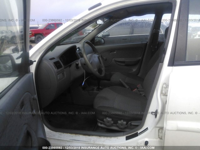 KNADC125556374452 - 2005 KIA RIO WHITE photo 5