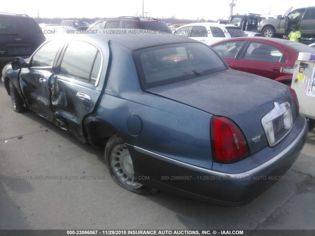 1LNHM81W62Y667390 - 2002 LINCOLN TOWN CAR EXECUTIVE BLUE photo 3