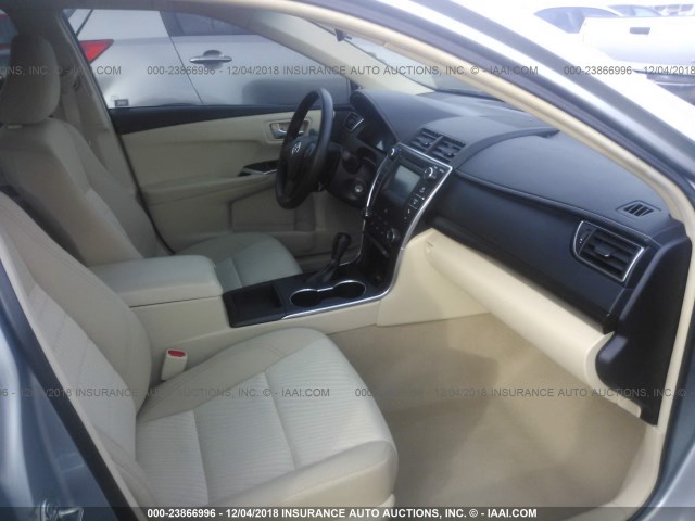4T4BF1FK2FR474735 - 2015 TOYOTA CAMRY LE/XLE/SE/XSE SILVER photo 5