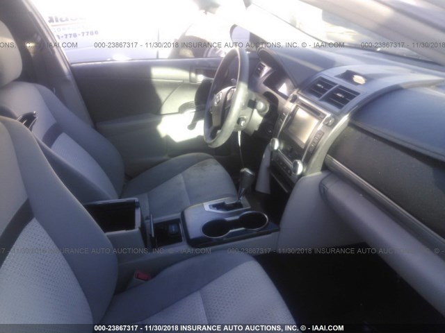 4T4BF1FK8ER398999 - 2014 TOYOTA CAMRY L/SE/LE/XLE 灰色 照片 5