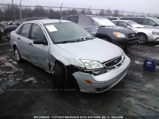 1FAFP34N15W306812 - 2005 FORD FOCUS ZX4 SILVER photo 1