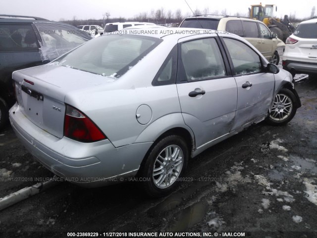 1FAFP34N15W306812 - 2005 FORD FOCUS ZX4 SILVER photo 4