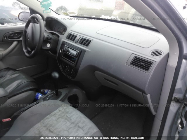 1FAFP34N15W306812 - 2005 FORD FOCUS ZX4 SILVER photo 5