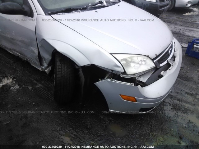 1FAFP34N15W306812 - 2005 FORD FOCUS ZX4 SILVER photo 6