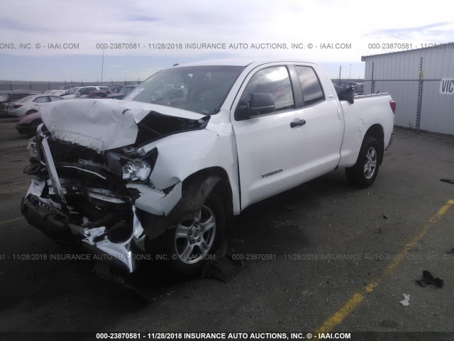 5TFUM5F15AX012298 - 2010 TOYOTA TUNDRA DOUBLE CAB SR5 WHITE photo 2