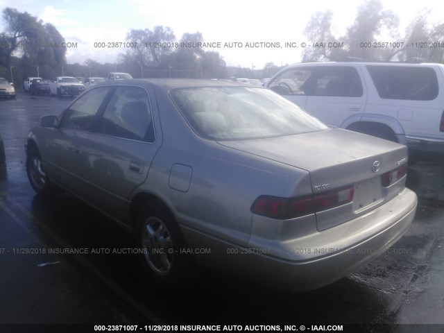 JT2BG28K8W0147612 - 1998 TOYOTA CAMRY LE/XLE GRAY photo 3