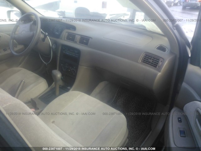 JT2BG28K8W0147612 - 1998 TOYOTA CAMRY LE/XLE GRAY photo 5