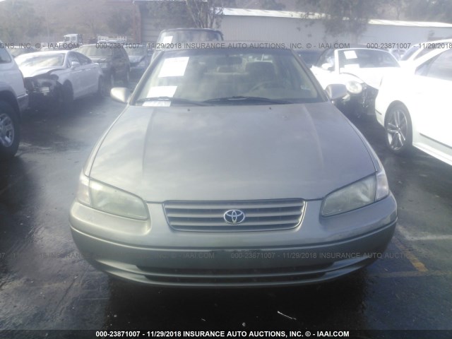 JT2BG28K8W0147612 - 1998 TOYOTA CAMRY LE/XLE GRAY photo 6