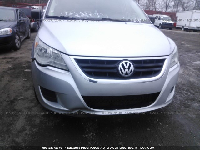 2V8HW44189R579970 - 2009 VOLKSWAGEN ROUTAN S GRAY photo 6