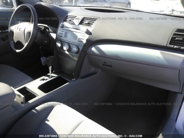 4T4BF3EK5BR098863 - 2011 TOYOTA CAMRY SE/LE/XLE 银色 照片 5