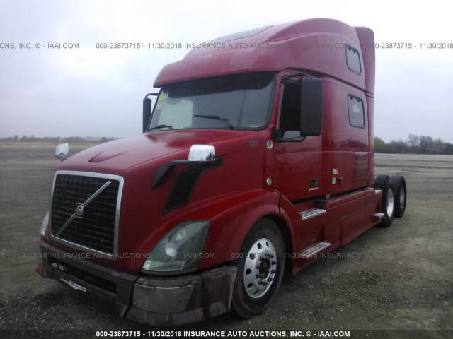 4V4NC9GH57N442027 - 2007 VOLVO VN RED photo 2