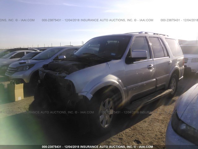 5LMFU27R64LJ31073 - 2004 LINCOLN NAVIGATOR 银色 照片 2