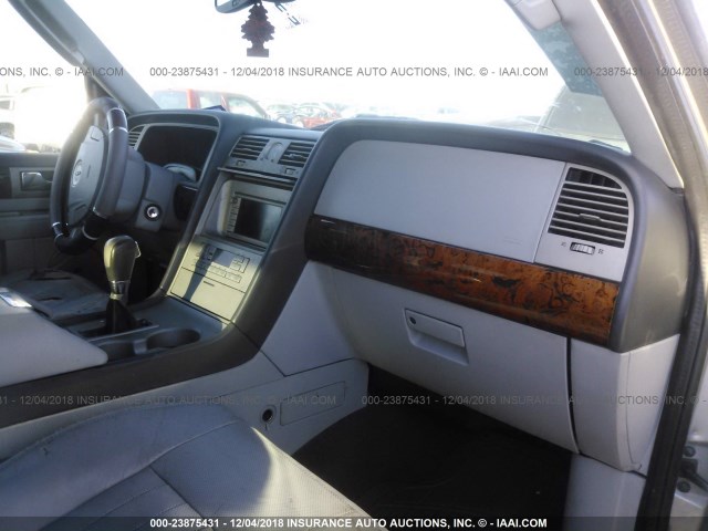 5LMFU27R64LJ31073 - 2004 LINCOLN NAVIGATOR 银色 照片 5