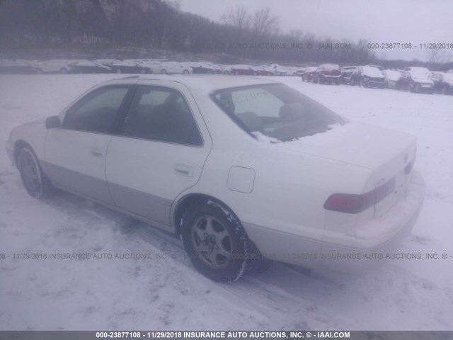 JT2BG22K6X0329013 - 1999 TOYOTA CAMRY LE/XLE WHITE photo 3