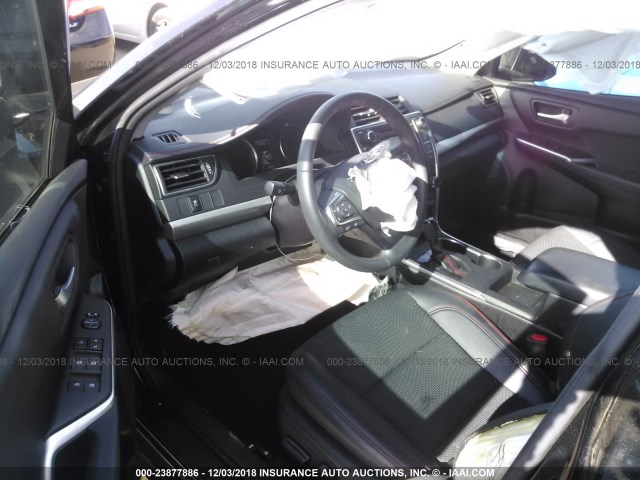4T1BF1FK2HU318434 - 2017 TOYOTA CAMRY LE/XLE/SE/XSE 黑色 照片 5