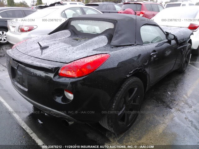 1G2MC35BX8Y132527 - 2008 PONTIAC SOLSTICE BLACK photo 4