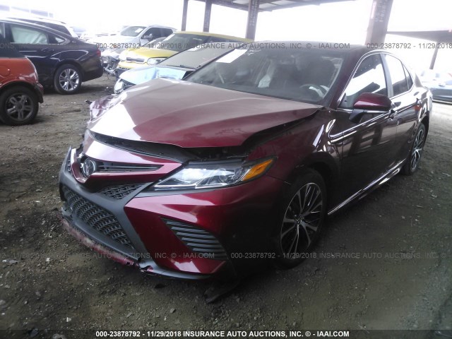 4T1B11HK0JU673796 - 2018 TOYOTA CAMRY L/LE/XLE/SE/XSE RED photo 2