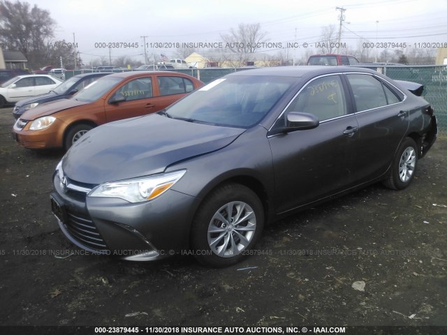 4T1BF1FK9HU312548 - 2017 TOYOTA CAMRY LE/XLE/SE/XSE GRAY photo 2