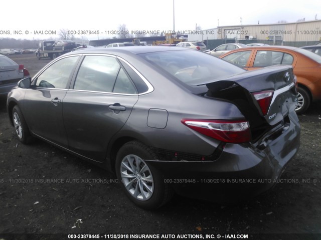 4T1BF1FK9HU312548 - 2017 TOYOTA CAMRY LE/XLE/SE/XSE GRAY photo 3