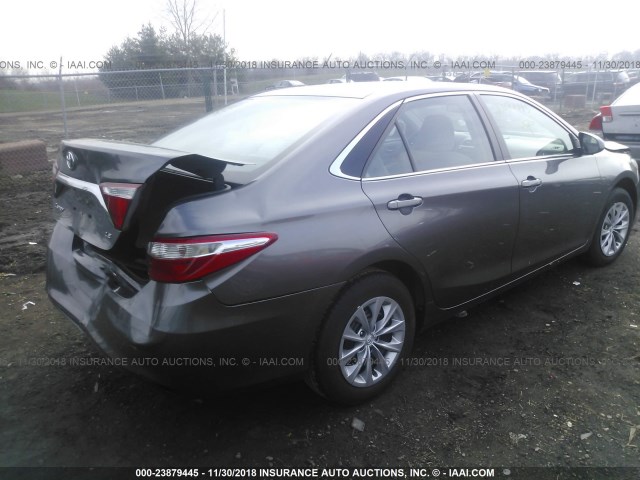 4T1BF1FK9HU312548 - 2017 TOYOTA CAMRY LE/XLE/SE/XSE GRAY photo 4