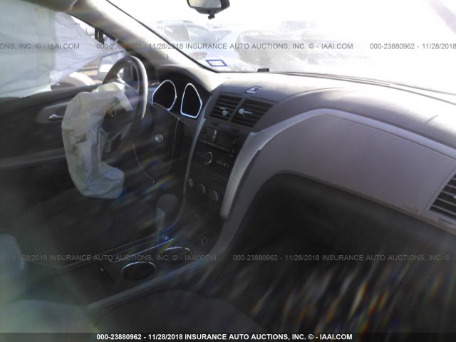 1GNKRFED3CJ301039 - 2012 CHEVROLET TRAVERSE LS SILVER photo 5