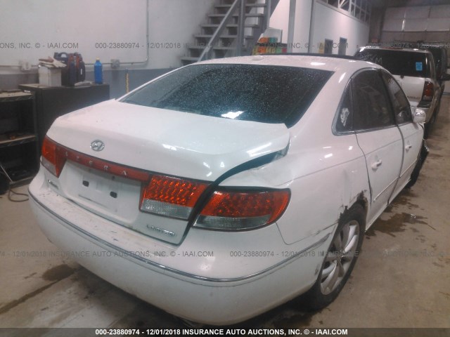 KMHFC46F78A252463 - 2008 HYUNDAI AZERA SE/LIMITED WHITE photo 4