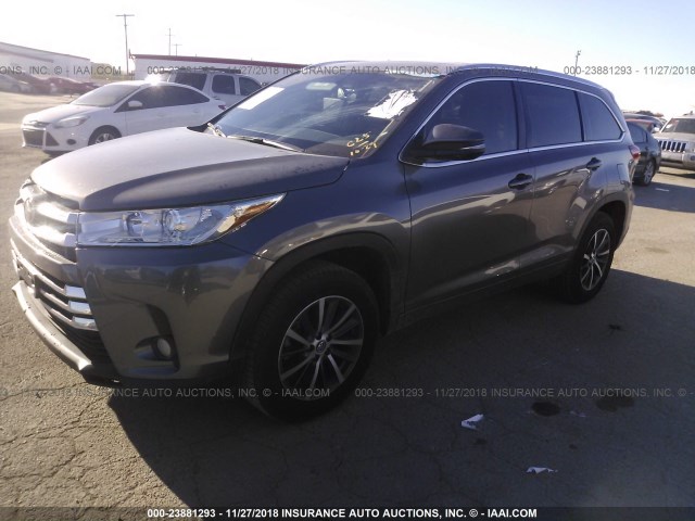 5TDKZRFH5HS525192 - 2017 TOYOTA HIGHLANDER SE/XLE GRAY photo 2