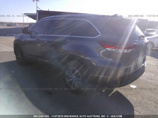 5TDKZRFH5HS525192 - 2017 TOYOTA HIGHLANDER SE/XLE GRAY photo 3