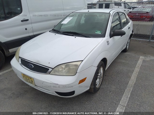 1FAHP34NX7W307694 - 2007 FORD FOCUS ZX4/S/SE/SES თეთრი ფოტო 2