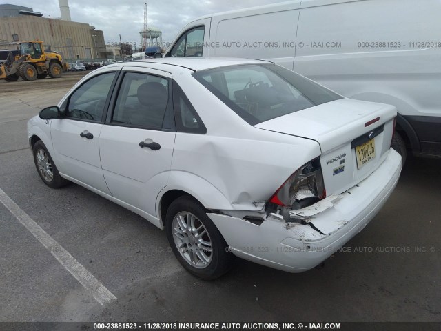 1FAHP34NX7W307694 - 2007 FORD FOCUS ZX4/S/SE/SES თეთრი ფოტო 3