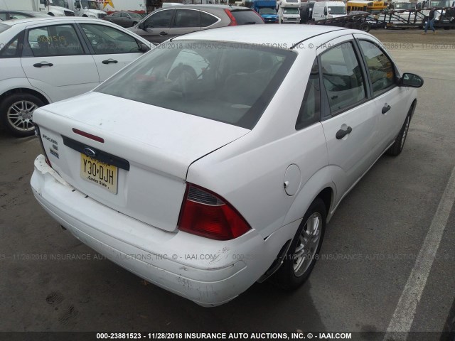 1FAHP34NX7W307694 - 2007 FORD FOCUS ZX4/S/SE/SES თეთრი ფოტო 4