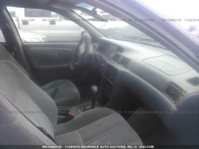 4T1BG28K4XU614179 - 1999 TOYOTA CAMRY CE/LE/XLE 灰色 照片 5