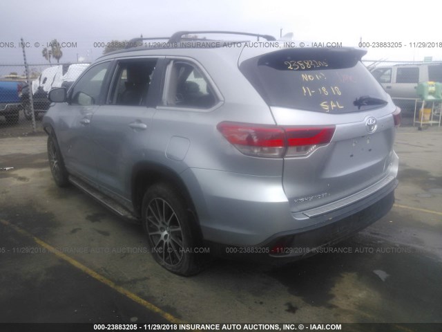 5TDKZRFHXJS529258 - 2018 TOYOTA HIGHLANDER SE/XLE SILVER photo 3